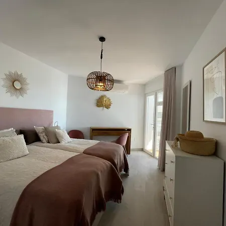 Center & Sea View Torresol شقة