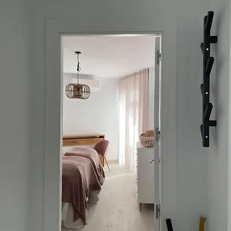 Center & Sea View Torresol شقة *