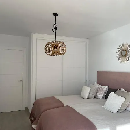 Center & Sea View Torresol شقة